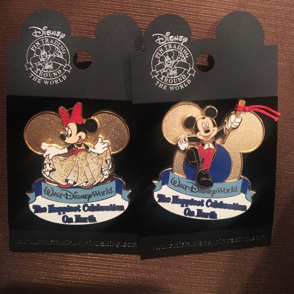 Set of 2 Mickey/Minnie rare Disney pins